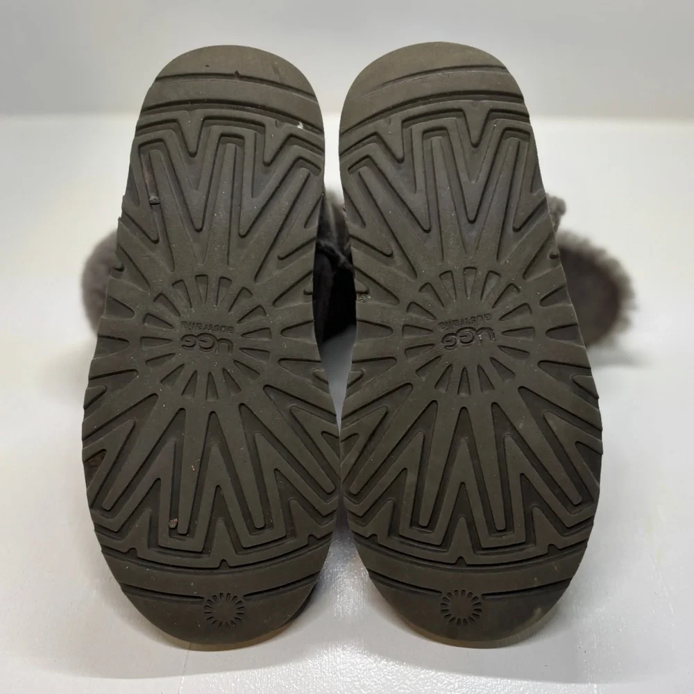 UGG Bailey Button Original used boots kids size 3 S/N 5991